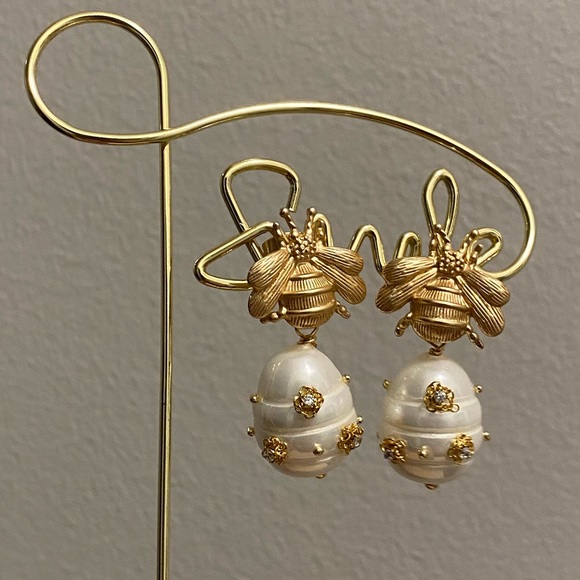 🐝 Gold Bee Pearl Drop Earrings 🐝 (Matte Gold, Brushed Gold) - Picture 11 of 16